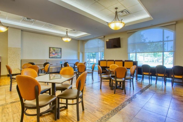 Drury Inn & Suites Near La Cantera image 8